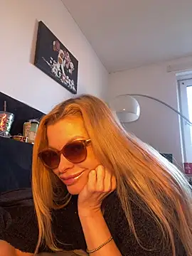 Snapshot of Lisavontease chatting on February 21, 2026, 8:37 am Lisavontease online show from February 21, 2026, 8:37 am