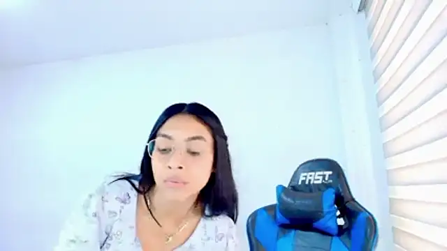 sophiax-x online show from April 18, 2026, 7:58 pm