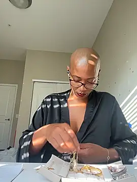 HoneyDripHer online show from November 5, 2025, 1:44 pm