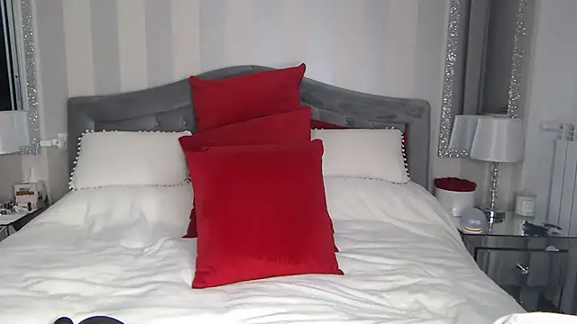 LuanaColucci online show from February 12, 2026, 2:45 pm