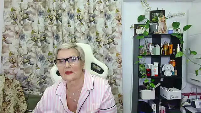 Snapshot of Selenna57 chatting on February 13, 2025, 5:44 pm Selenna57 online show from February 13, 2025, 5:44 pm