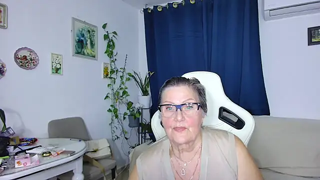 Snapshot of Selenna57 chatting on March 26, 2026, 6:35 pm Selenna57 online show from March 26, 2026, 6:35 pm