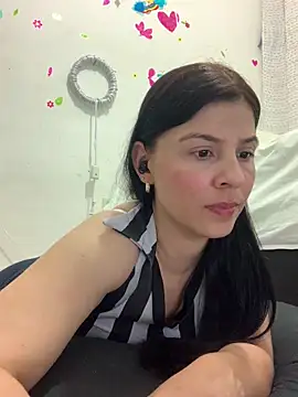 Estefani 32 online show from April 8, 2026, 12:54 am