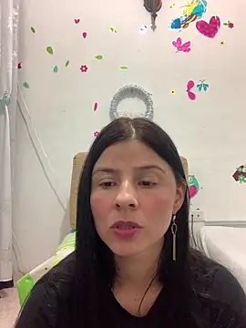 Estefani 32 online show from April 19, 2026, 7:49 pm