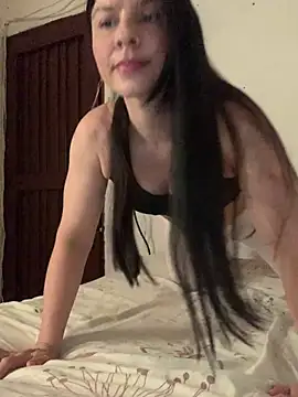 Estefani 32 online show from April 21, 2026, 4:12 pm