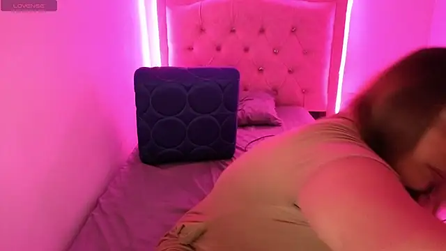 Nazlyy30 online show from September 12, 2025, 4:56 am