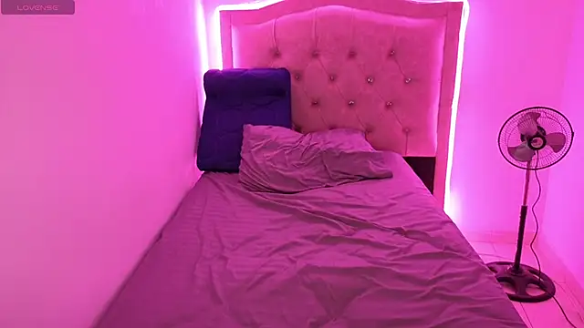 Nazlyy30 online show from September 25, 2025, 3:54 am