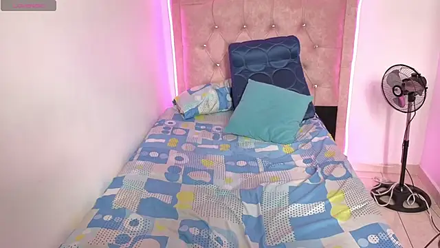 Nazlyy30 online show from October 17, 2025, 3:47 pm