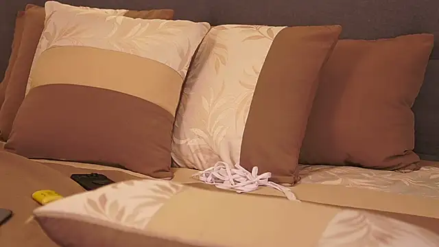 DulceLenns online show from February 18, 2025, 8:58 pm