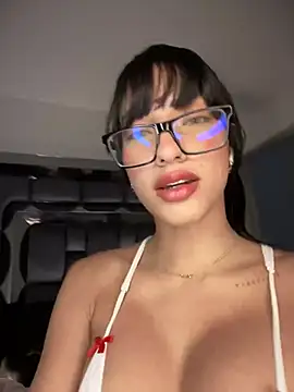 DulceLenns online show from March 8, 2025, 9:40 pm