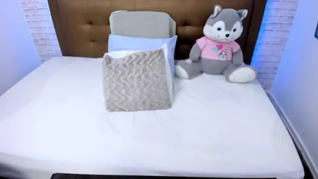 olivia love  online show from February 5, 2025, 10:22 pm