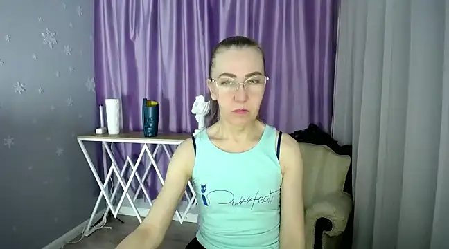 queen a n i online show from February 28, 2025, 4:53 pm