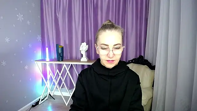 queen a n i online show from September 26, 2025, 8:51 am