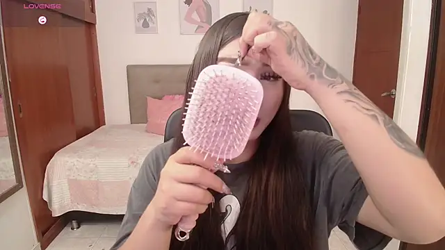 Miley Baker online show from November 28, 2025, 3:04 pm