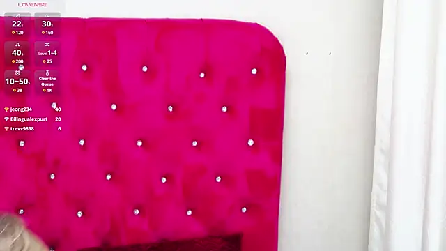 LoraDelNiro online show from January 8, 2025, 7:45 pm