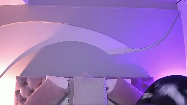 Nicolle W online show from February 7, 2025, 11:45 am