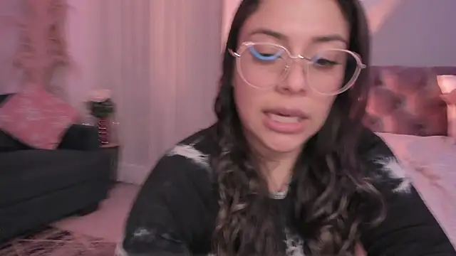 Nicolle W online show from February 7, 2025, 2:47 pm