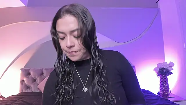 Nicolle W online show from February 11, 2025, 11:54 am