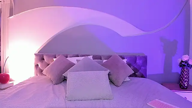 Nicolle W online show from March 1, 2025, 12:01 pm