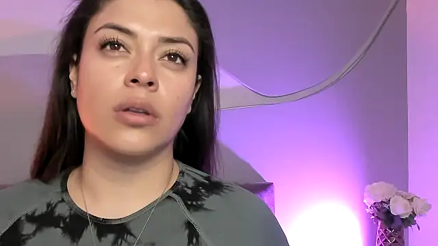 Nicolle W online show from March 11, 2025, 11:55 am