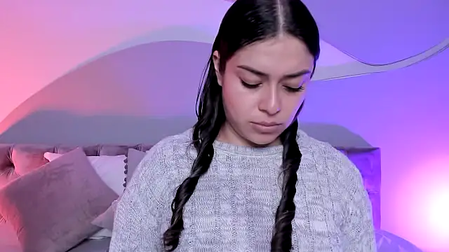 Nicolle W online show from March 13, 2025, 12:02 pm