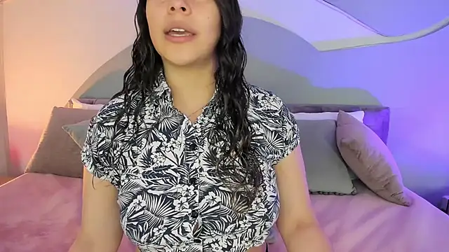 Nicolle W online show from September 21, 2025, 2:46 am