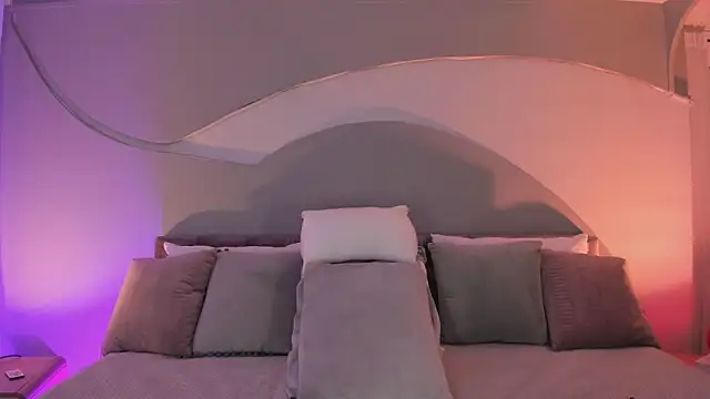 Nicolle W online show from November 5, 2025, 11:43 am