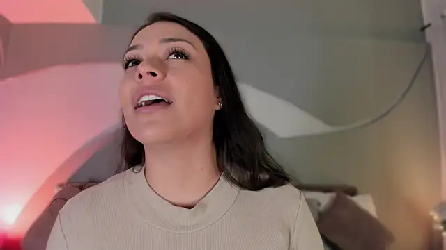 Nicolle W online show from April 16, 2026, 11:44 am