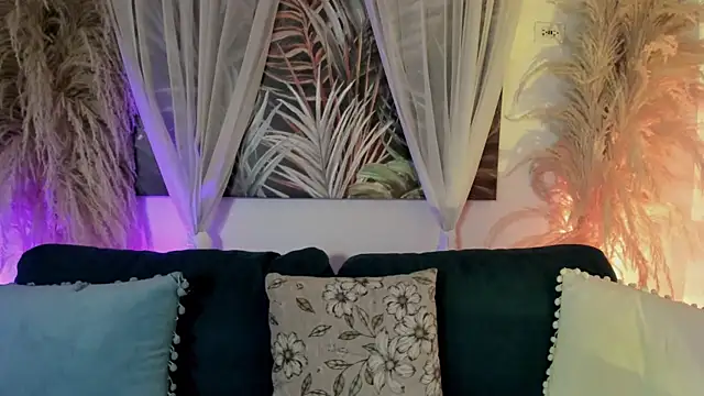 Nicolle W online show from April 18, 2026, 9:24 am