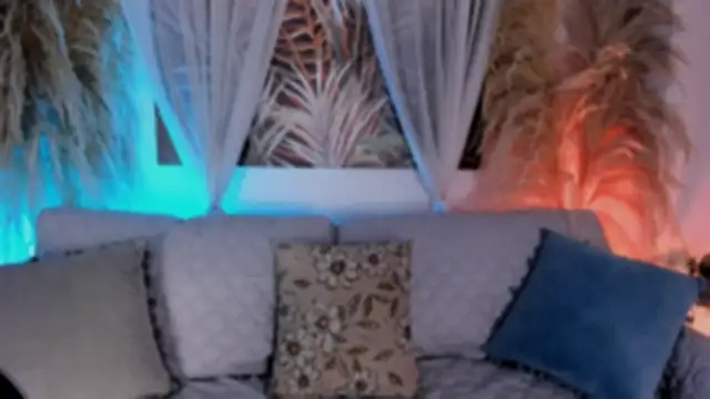 Nicolle W online show from May 13, 2026, 11:51 am