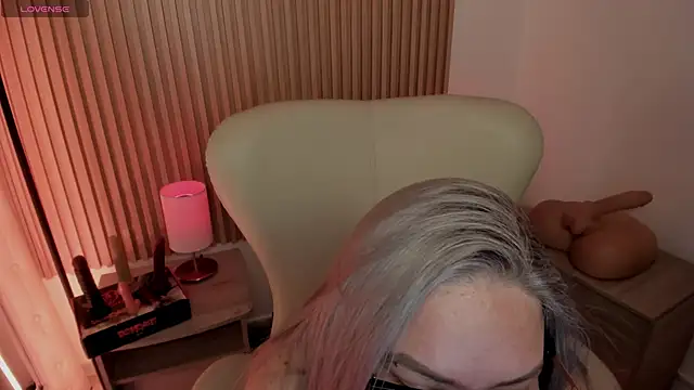 MarianL0ve online show from February 28, 2025, 5:04 pm