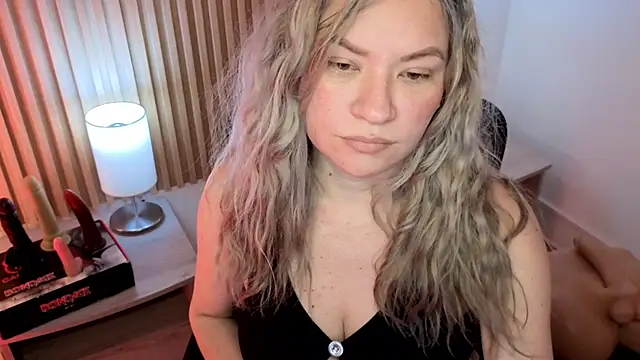 MarianL0ve online show from November 13, 2025, 10:58 am