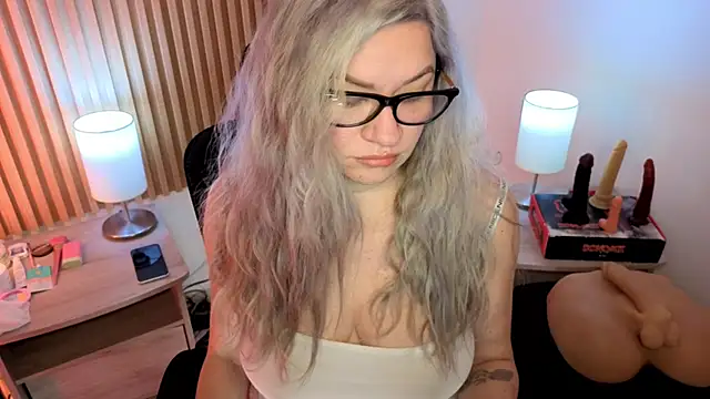 MarianL0ve online show from April 15, 2026, 10:44 am