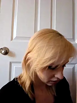 Snapshot of AmethystFoxx chatting on March 3, 2025, 4:35 pm AmethystFoxx online show from March 3, 2025, 4:35 pm