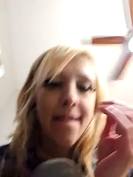 Snapshot of AmethystFoxx chatting on March 4, 2025, 4:09 pm AmethystFoxx online show from March 4, 2025, 4:09 pm