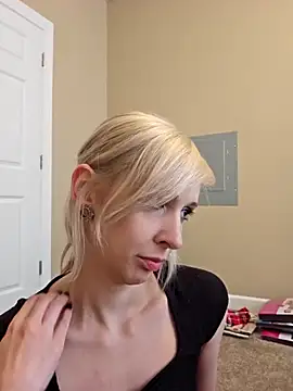 Snapshot of AmethystFoxx chatting on September 13, 2025, 6:51 pm AmethystFoxx online show from September 13, 2025, 6:51 pm