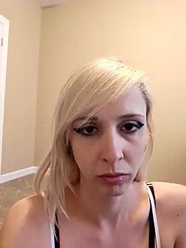 Snapshot of AmethystFoxx chatting on October 21, 2025, 9:04 pm AmethystFoxx online show from October 21, 2025, 9:04 pm