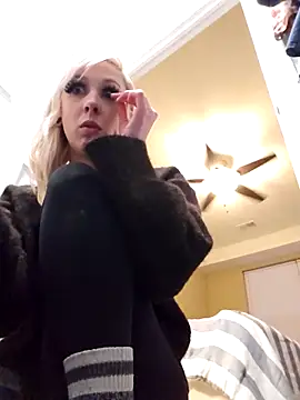 Snapshot of AmethystFoxx chatting on December 4, 2025, 10:40 pm AmethystFoxx online show from December 4, 2025, 10:40 pm