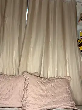 Snapshot of Kaiisa_ chatting on November 26, 2025, 8:32 pm Kaiisa online show from November 26, 2025, 8:32 pm