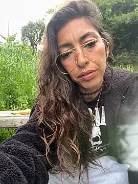 amanilouve online show from April 12, 2026, 9:36 am