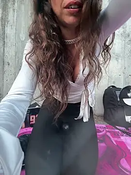 amanilouve online show from April 21, 2026, 6:12 pm