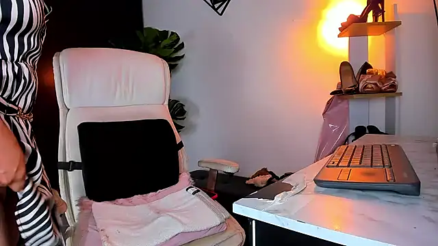 Emmiily 1 online show from January 24, 2025, 4:27 am