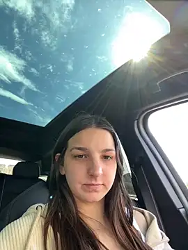 DoriDeluxe66 online show from March 10, 2025, 1:43 pm