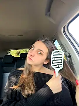 DoriDeluxe66 online show from November 12, 2025, 9:42 am