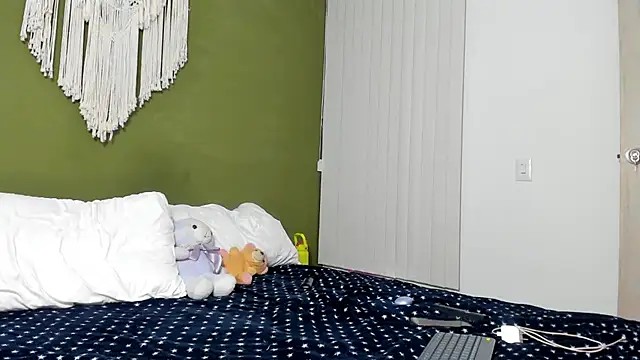 karlye 5 online show from April 19, 2026, 1:49 am