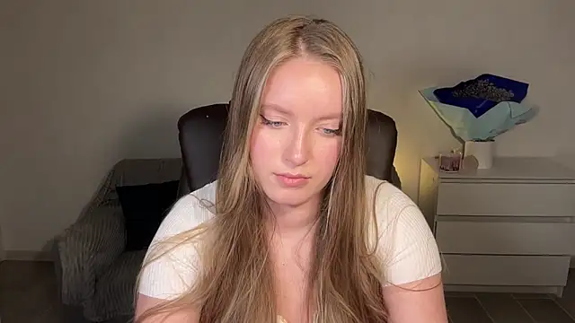 EvaMaddison online show from April 20, 2026, 8:43 pm