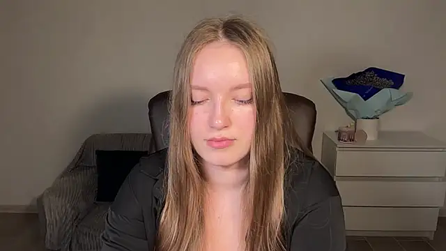 Snapshot of EvaMaddison chatting on April 22, 2026, 8:32 pm EvaMaddison online show from April 22, 2026, 8:32 pm