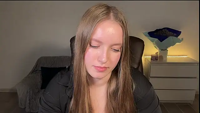 Snapshot of EvaMaddison chatting on May 4, 2026, 8:05 pm EvaMaddison online show from May 4, 2026, 8:05 pm