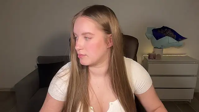 Snapshot of EvaMaddison chatting on July 11, 2026, 9:27 pm EvaMaddison online show from July 11, 2026, 9:27 pm