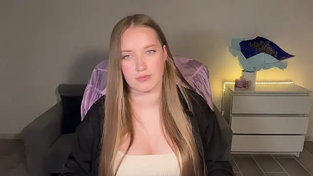 Snapshot of EvaMaddison chatting on July 14, 2026, 9:42 pm EvaMaddison online show from July 14, 2026, 9:42 pm